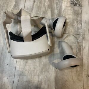 Oculus White VR Headset with Controllers